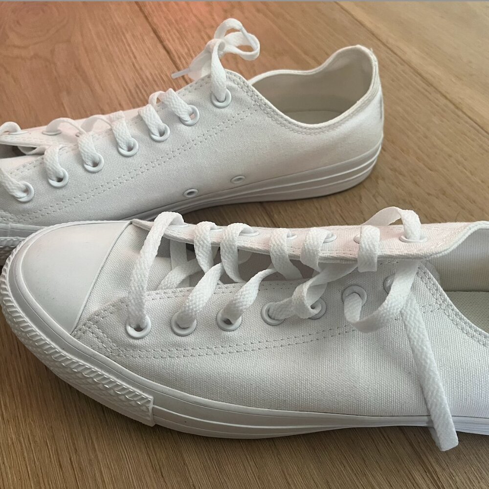 Converse Chuck Taylor All Stars, White, Size 11